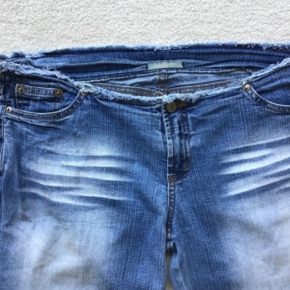 FOREVER 21 BLUE CROP JEANS DISTRESSED SIZE Large - Picture 4 of 8
